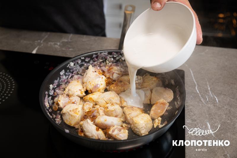 Додайте на сковорідку молоко та бульйон