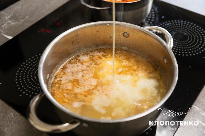 До супу додаються вершки та крохмаль