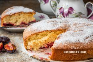 Шарлотка зі слив