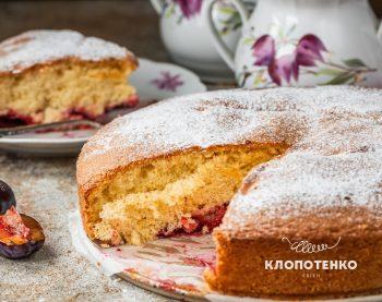 Шарлотка зі слив
