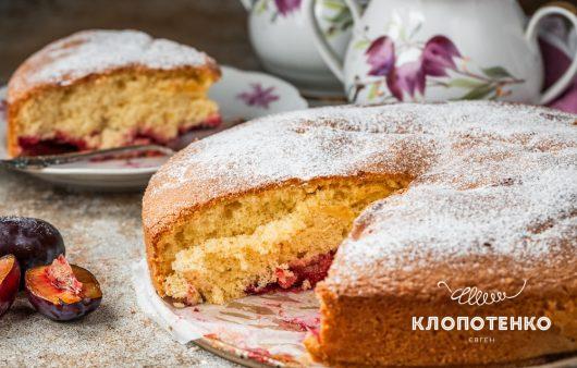Шарлотка зі слив
