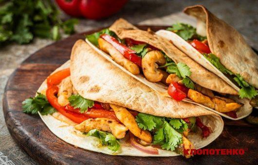 Фахітос з куркою та овочами