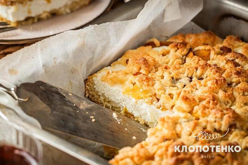 великий сирник з персиками