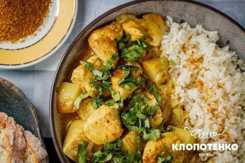 жовте карі з куркою