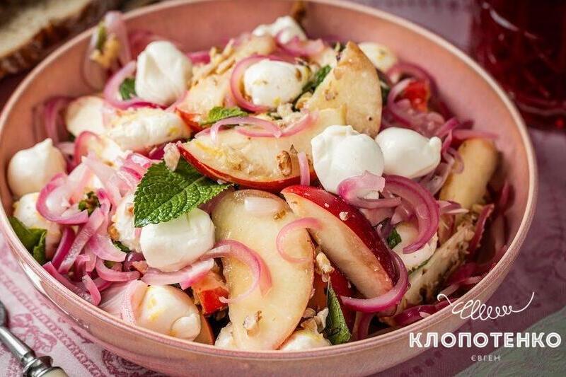 салат з нектарином і моцарелою