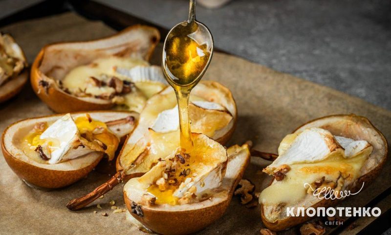 Запечена грууша з камамбером