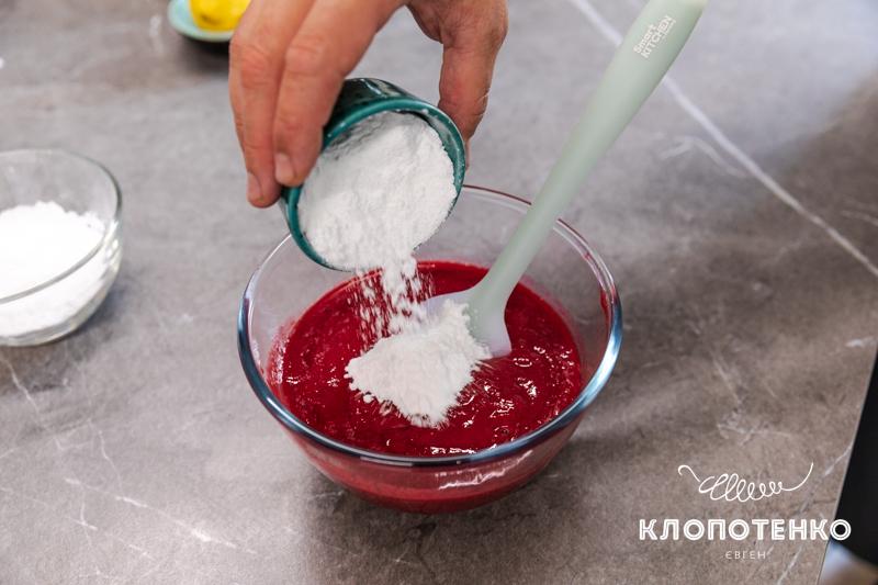 малинове пюре та цукрова пудра