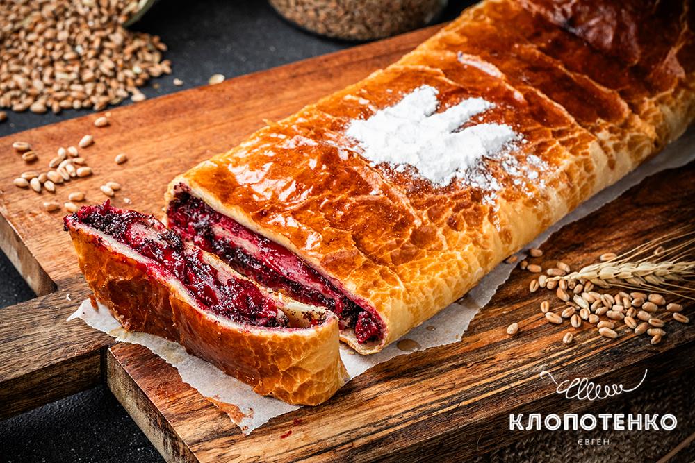 Пиріг з маком та вишнями