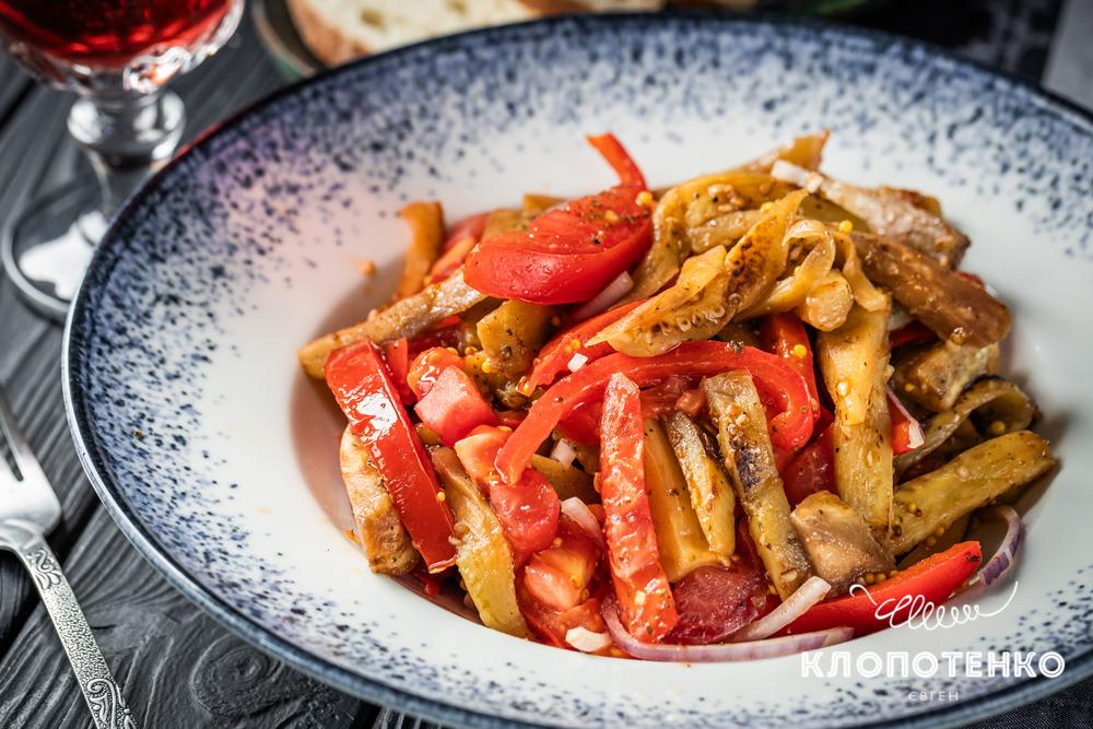 теплий салат з баклажанами та помідорами