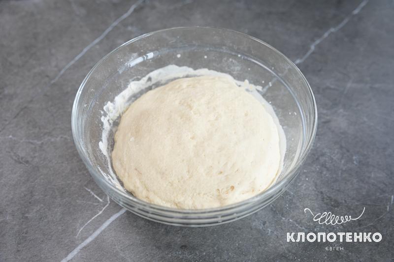 Готове тісто в мисці