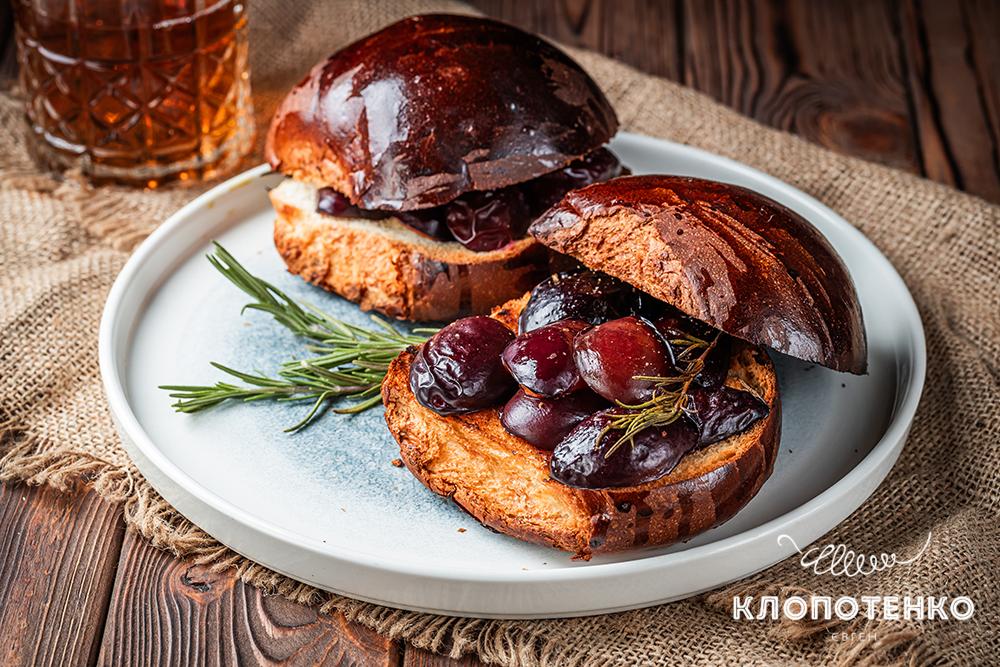 Гарячі бутерброди зі сливами