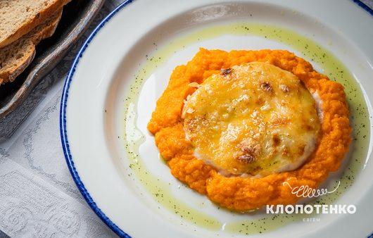 Запечений хек з гарбузової товкачкою