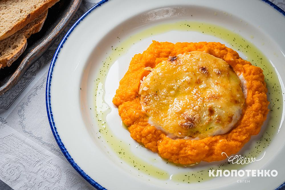 Запечений хек з гарбузової товкачкою