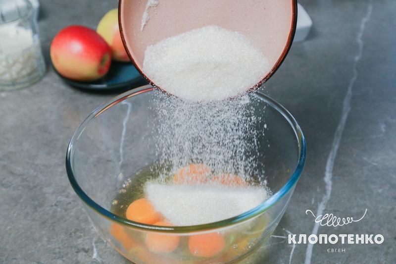 До яєць додається цукор