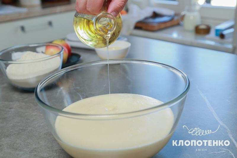 До збитої яєчної суміші додається олія