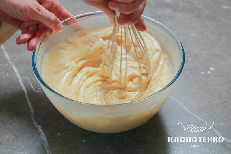 Рідкі інгредієнти змішуються з борошном