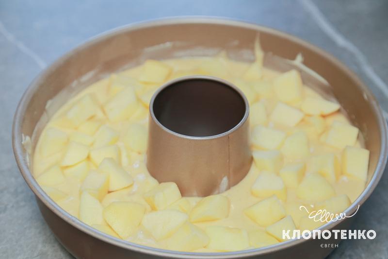 Тісто з яблуками у формі готові до випікання