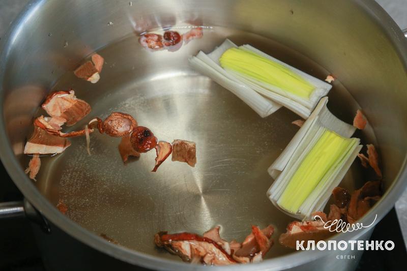 Цибуля порей та гриби у каструлі