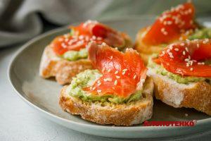 Канапки з авокадо та лососем