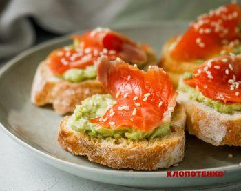 Канапки з авокадо та лососем