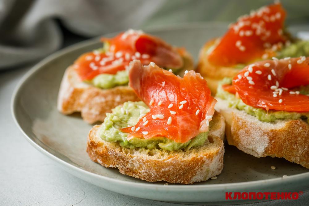 Канапки з авокадо та лососем