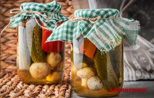 мариновані огірки з грибами