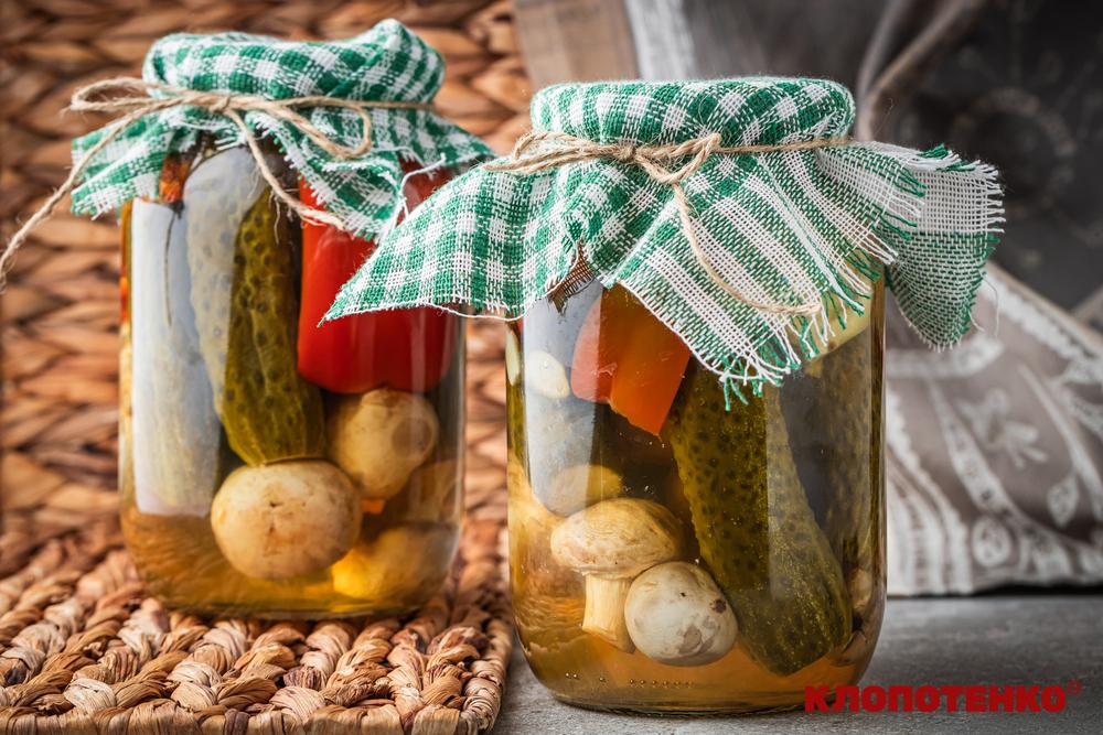 мариновані огірки з грибами