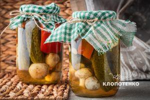 мариновані огірки з грибами
