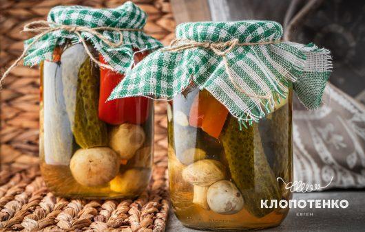 мариновані огірки з грибами