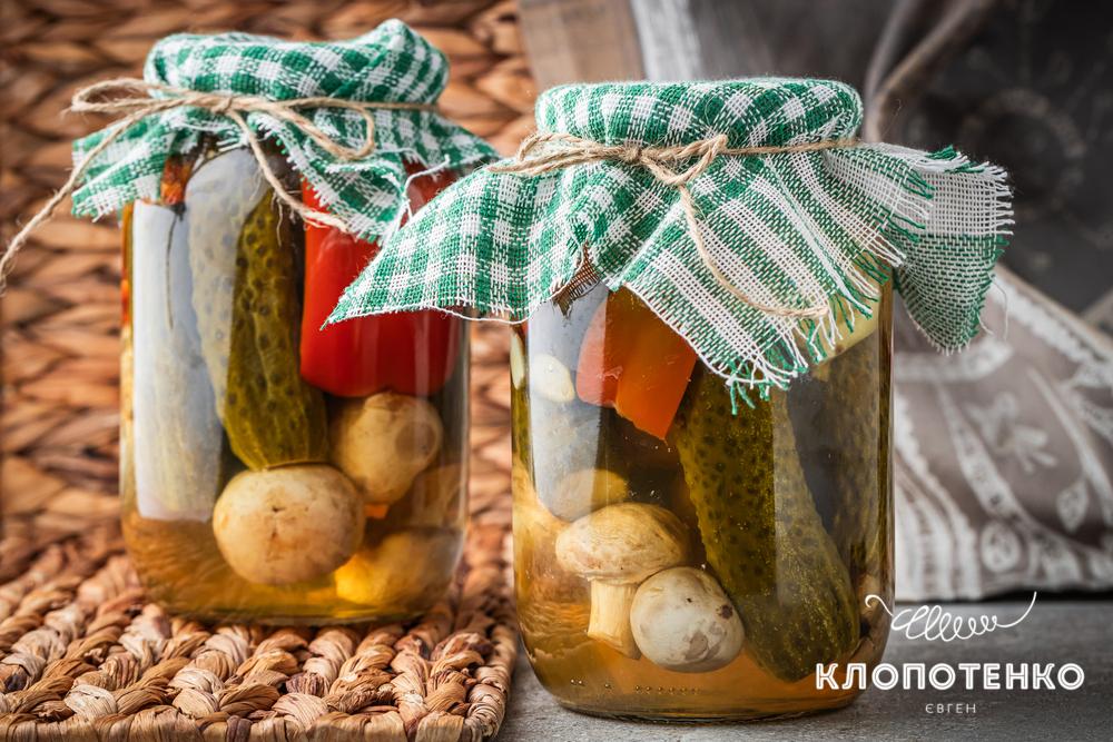 мариновані огірки з грибами