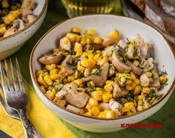 Салат з кукурудзою, шампіньйонами та куркою