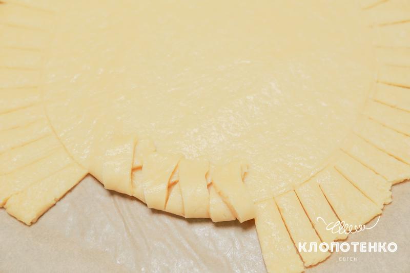 Переплітаємо краї тіста