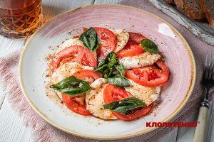 Капрезе з моцарелою та томатами