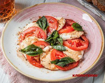 Капрезе з моцарелою та томатами