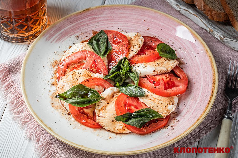 Капрезе з моцарелою та томатами