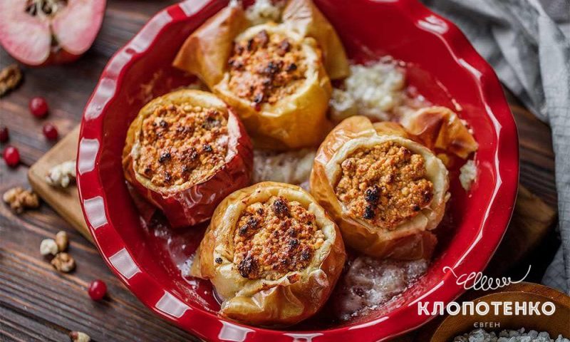 Запечені яблука з горіхами