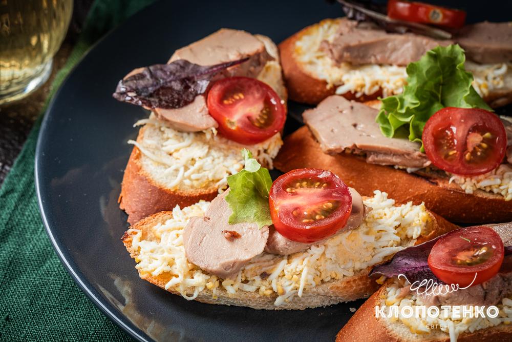 Канапки з печінкою тріски та томатами