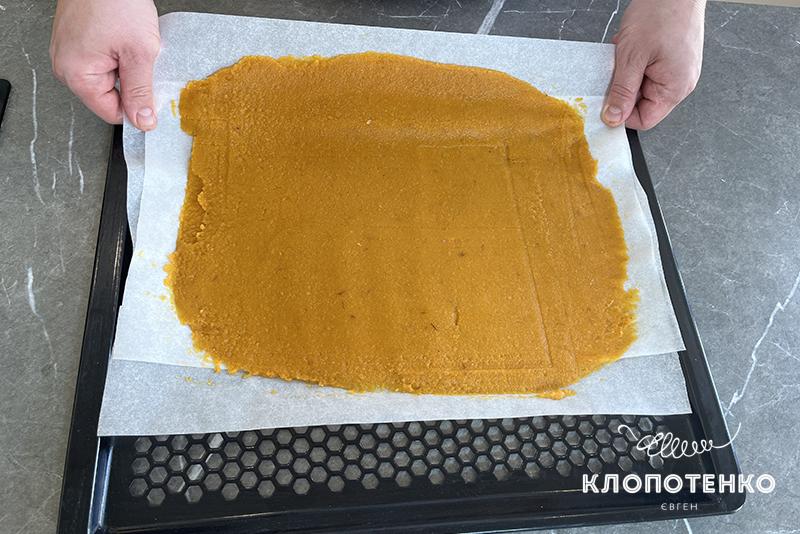 Викладаємо фруктову масу на деко