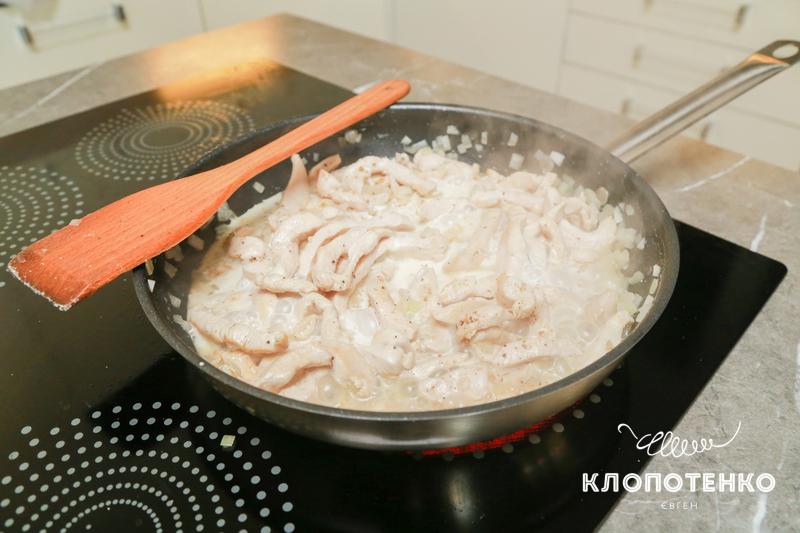 Курка тушкується з вершками