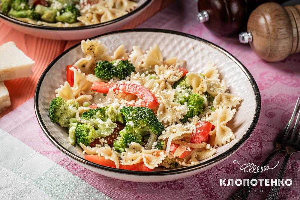 Салат з броколі і пастою