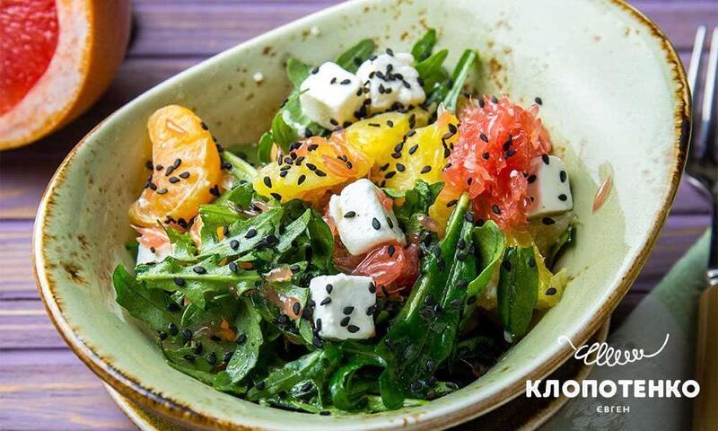 Салат з цитрусовими та сиром фета