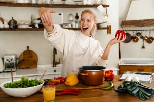 Здорова, щаслива жінка готує корисні страви