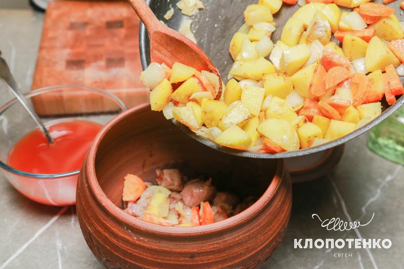 Викладання інгредієнтів в горщик