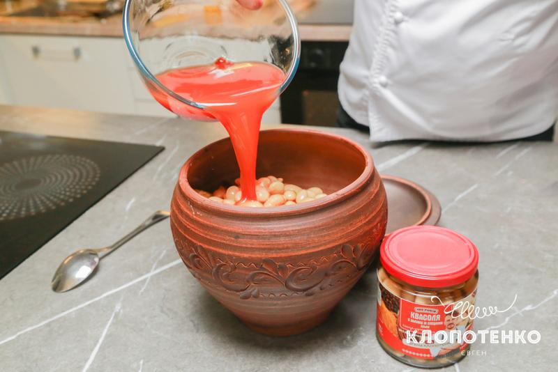 Закладання квасолі та томатної пасти в горщик