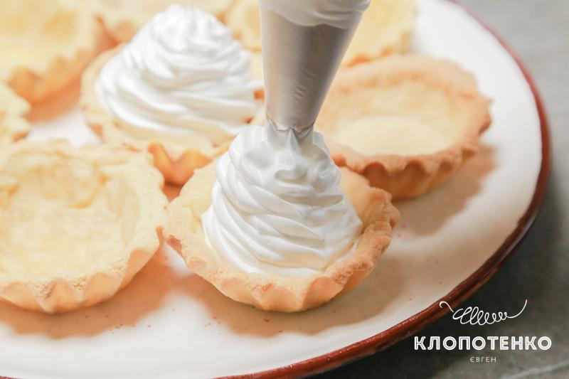 пісочні кошики з білковим кремом