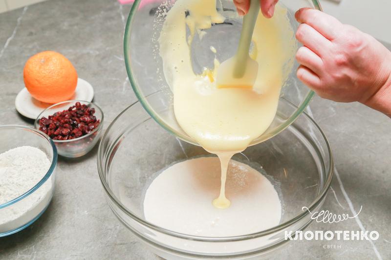 Збиті яйця додаються до опари