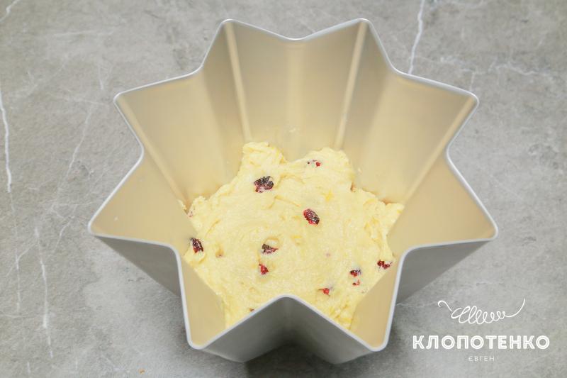 Викладання тіста у форму