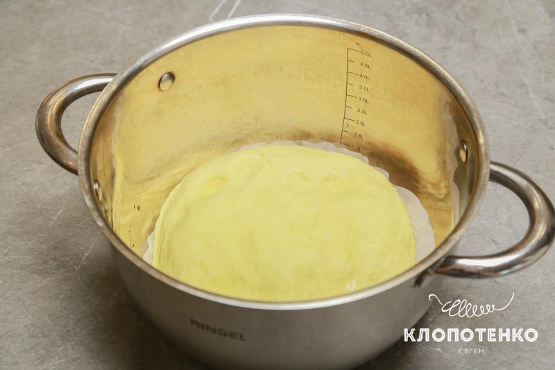 тісто в каструлі