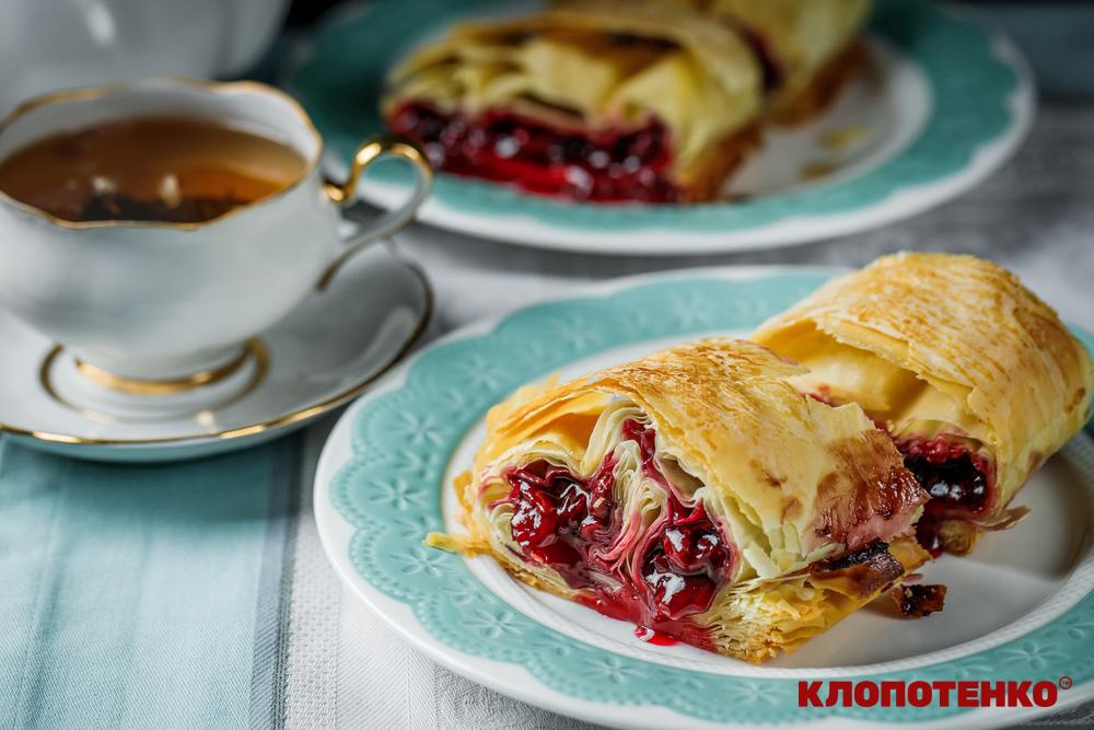Зимова випічка з вишнями