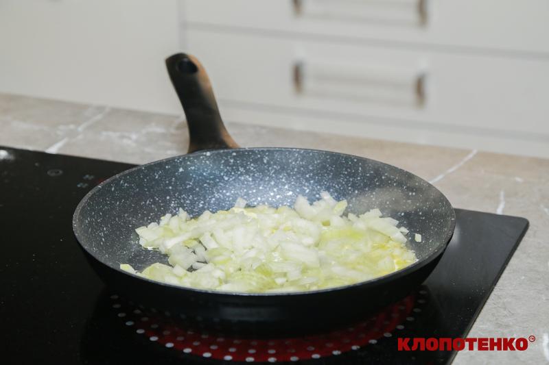 Обсмажування нарізаної кубиком цибулі